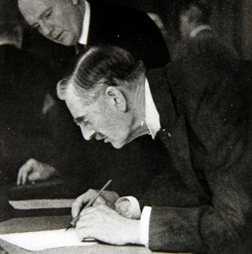 Britský premiér Neville Chamberlain podepisuje Mnichovskou dohodu. Foto sbírka VHÚ.