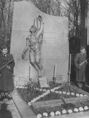 Pietní akt u pomníku sestřeleným americkým letcům v Troubkách v roce 1948