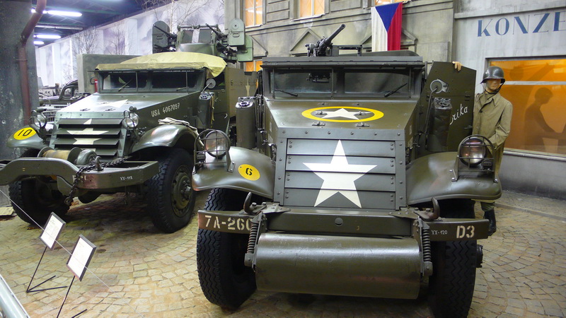 Americká obrněná vozidla WHITE SCOUT CAR M 3A1 a M3 HALF-TRACK M16 