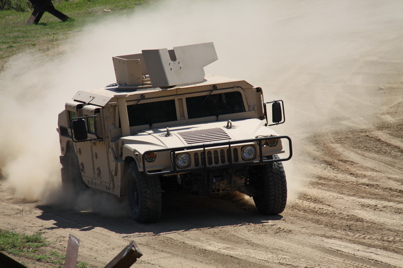 Americký automobil HUMMER M1151 HMMWV