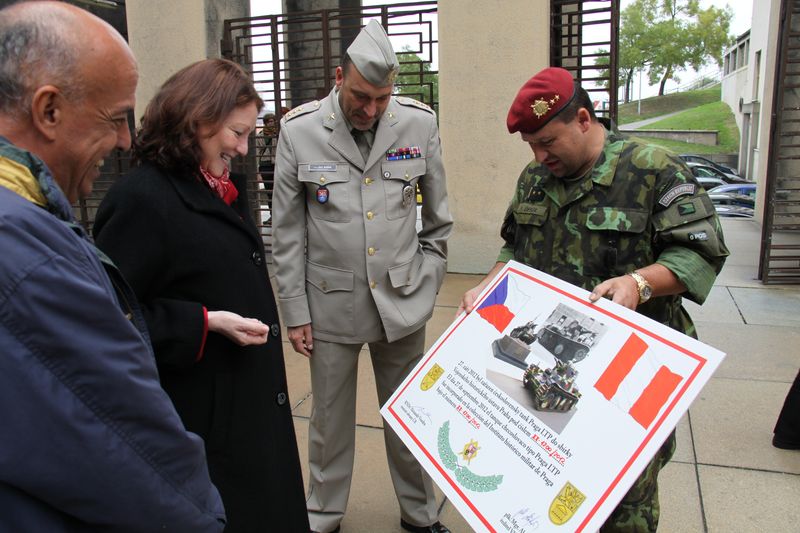 Tečku za převozem čs. tanku z Peru udělalo předání pamětní desky