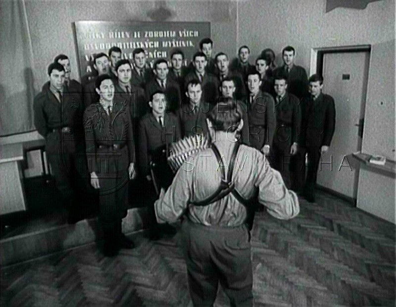 Film „Zpíváme v rotě“