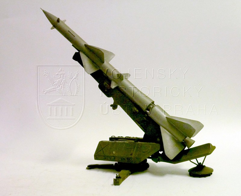 Model odpalovacího zařízení s raketou V-759