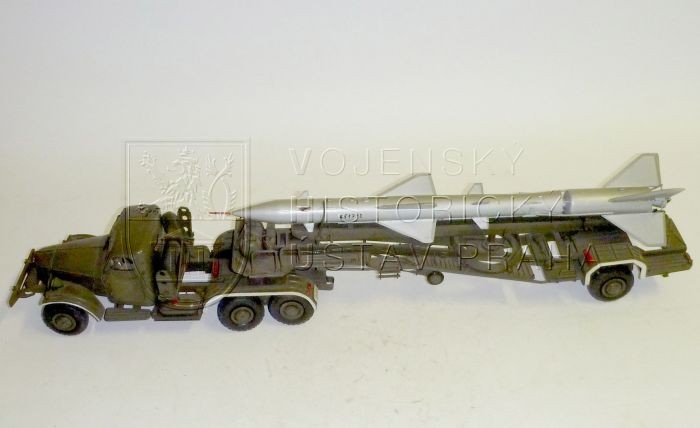 Model tahače ZIL-157 s přepravníkem PR-11B a protiletadlovou raketou V-755