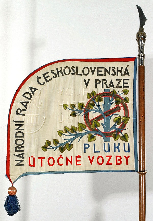 Standarta Pluku útočné vozby 1 čs. prvorepublikové armády z Milovic