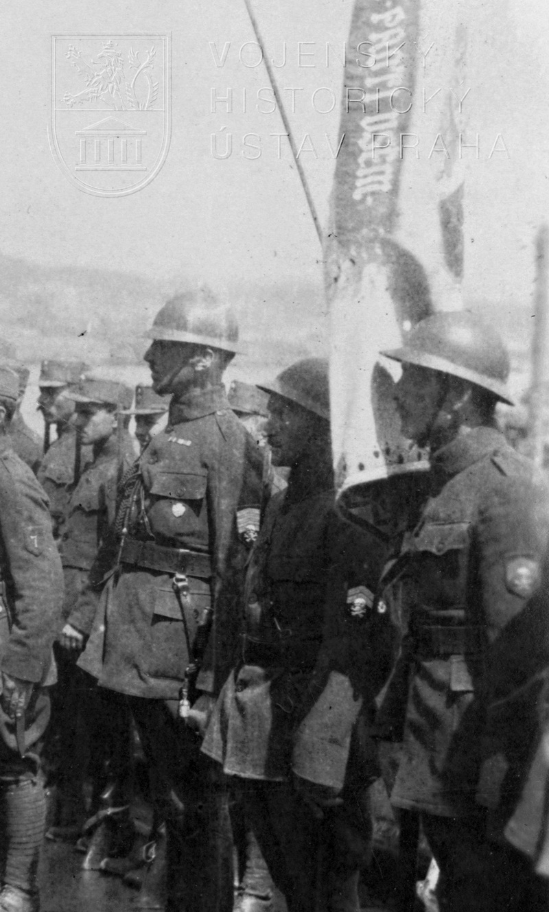 Přilba příslušníka úderného praporu, 1919 (dobová fotografie)