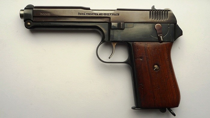 Prototyp československé pistole vz. 38 v ráži 9 mm Parabellum