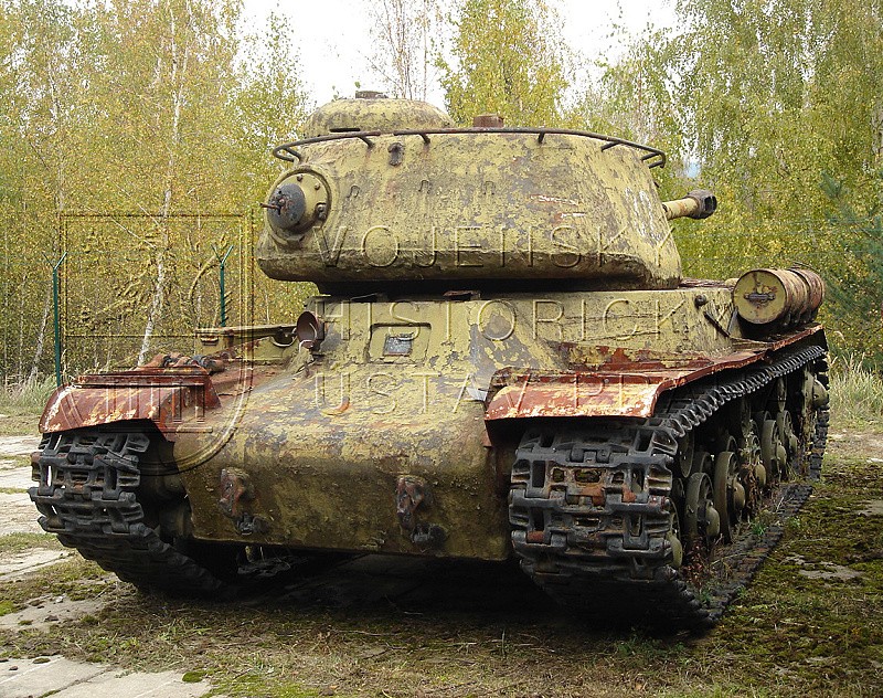 Sovětský těžký tank IS-2 ranného provedení