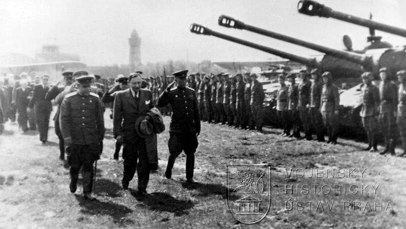 Košická vláda při příletu na pražské letiště Kbely