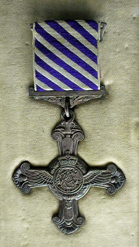 Britský Záslužný letecký kříž (D.F.C. – Distinguished Flying Cross)