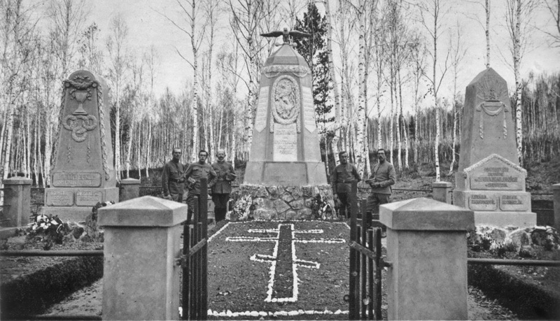 Pomníky u společného hrobu na Glazkovském hřbitově v Irkutsku, odhalené v říjnu 1918. FOTO: VHÚ