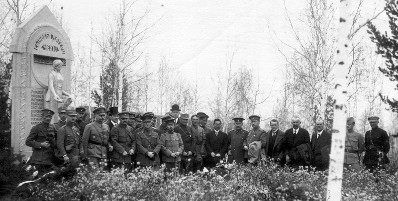 Odhalení pomníku čs. padlým na Vojenském hřbitově v Irkutsku 24. 5. 1919. FOTO: VÚA–VHA