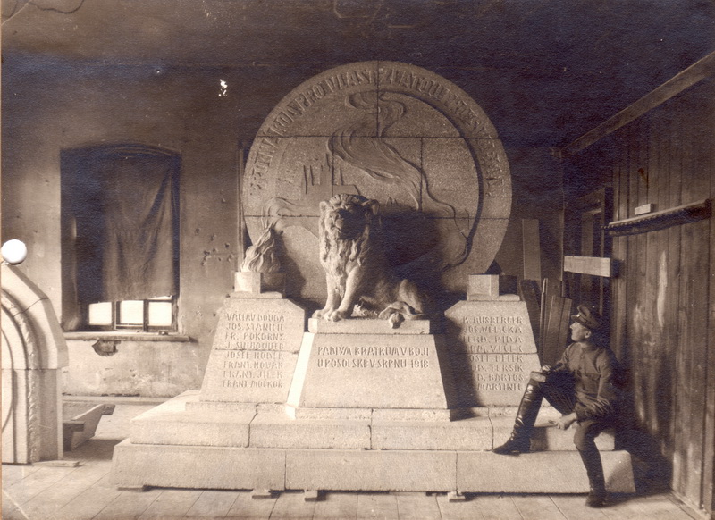 Jeden ze tří pomníků vytvořených irkutskou sochařskou dílnou v zimě 1918/1919, zkušebně sestavený po dohotovení. FOTO: VÚA–VHA