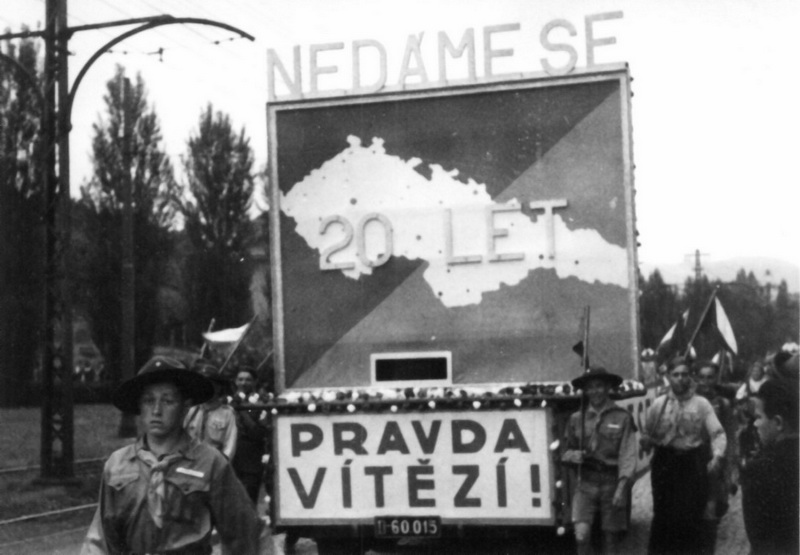 Motiv z 1. května 1938 výstižně vyjadřuje vlastenecké cítění Čechů v pohraničí a jejich odhodlání bránit republiku. Snímek pochází z Ústí nad Labem. FOTO: Archiv Karel Straka