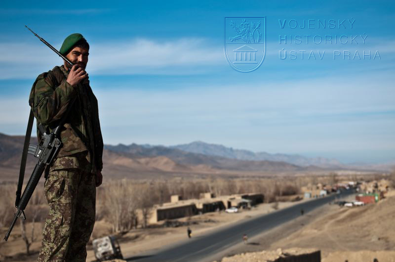 Afghánský voják na strážním stanovišti