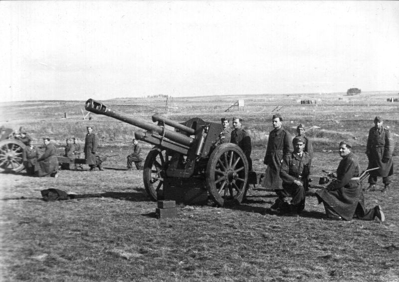 Výcvik izraelských vojáků v Československu. Výcvik obsluhy 105mm houfnice. FOTO: VÚA–VHA