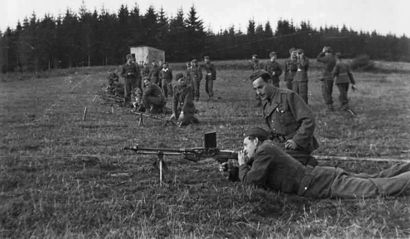 Výcvik izraelských vojáků v Československu. Střelba z lehkého kulometu. FOTO: VÚA–VHA