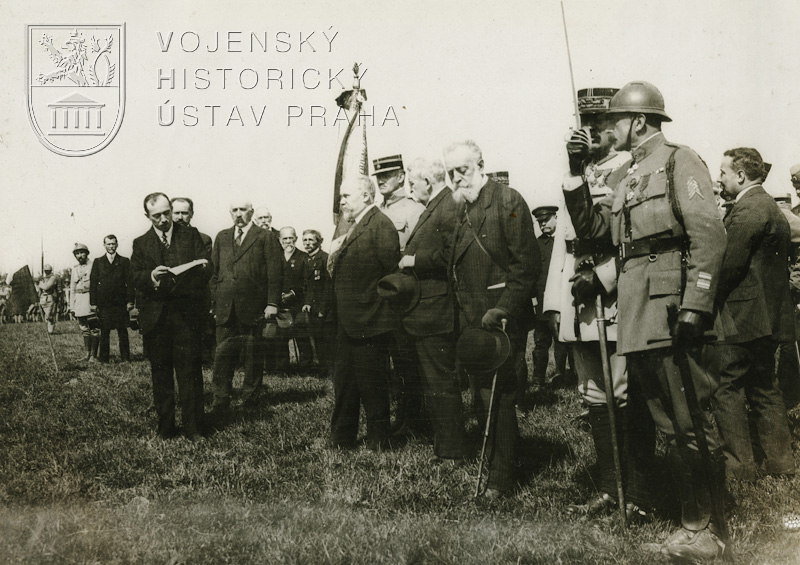 Edvard Beneš při projevu k prezidentu Francouzské republiky. Vpravo vzdává poctu plukovník Philippe. Foto: sbírka VHÚ.