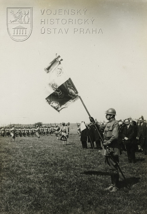 Plukovník Philippe, velitel 21. čs. střeleckého pluku, krátce po převzetí praporu. Foto: sbírka VHÚ.
