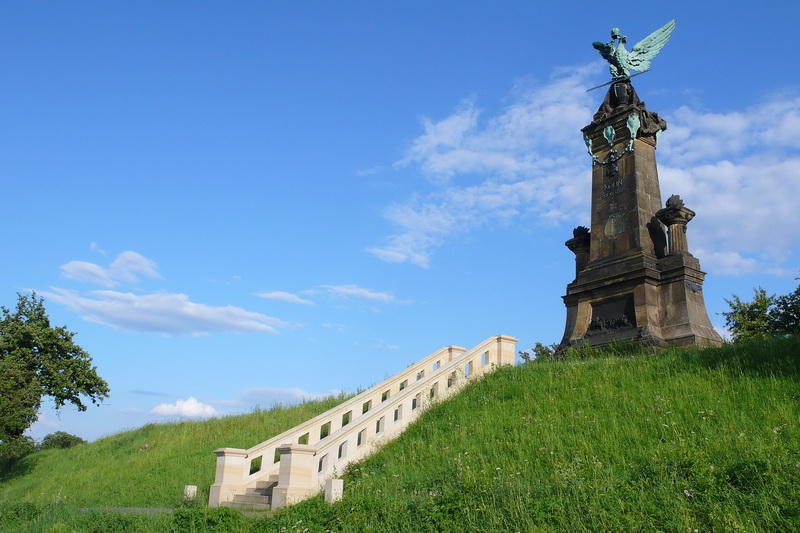 Památník byl vystavěn v roce 1899 podle návrhu architekta Václava Weinzettla sochařem Mořicem Černilem