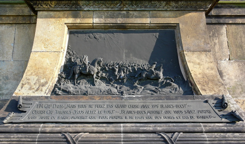 Deska s plastikou na spodní části památníku, v současnosti bohužel poškozená.
