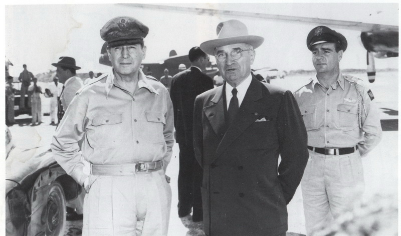 Generál MacArthur a prezident Truman v říjnu 1950