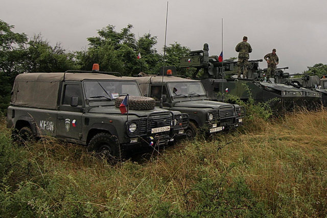 V popředí vozidla Land Rover českých sil v Kosovu. Foto AČR. 