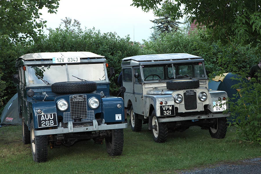 Land Rovery z počátku 50. let, vlevo typ 107, série I,  vpravo typ 88, série I