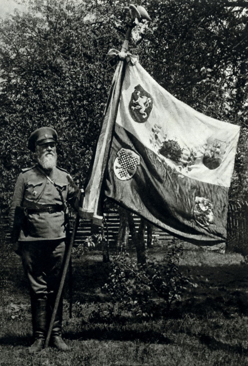 Praporečník Jaroslav Hejduk s praporem České družiny.
FOTO: sbírka VHÚ
