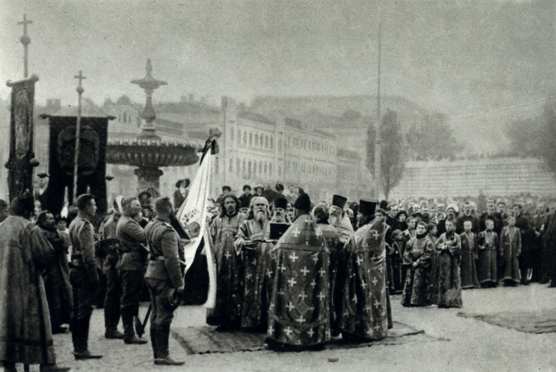 Pravoslavný obřad svěcení praporu při slavnostní přísaze České družiny na Sofijském náměstí v Kyjevě 28. září (11. října) 1914.
FOTO: sbírka VHÚ
