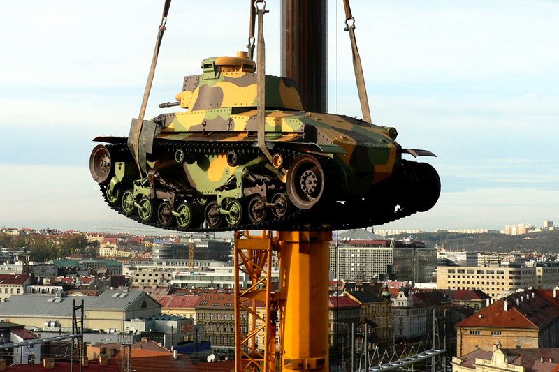 Tank LT 35 před Armádním muzeem Žižkov. Foto sbírka VHÚ.