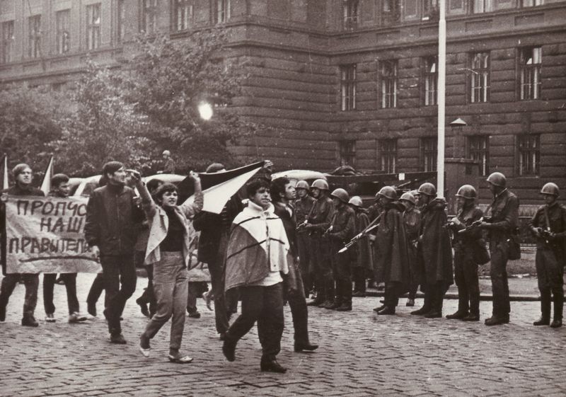 Demonstrace před budovou ÚV KSČ. Foto sbírka VHÚ.