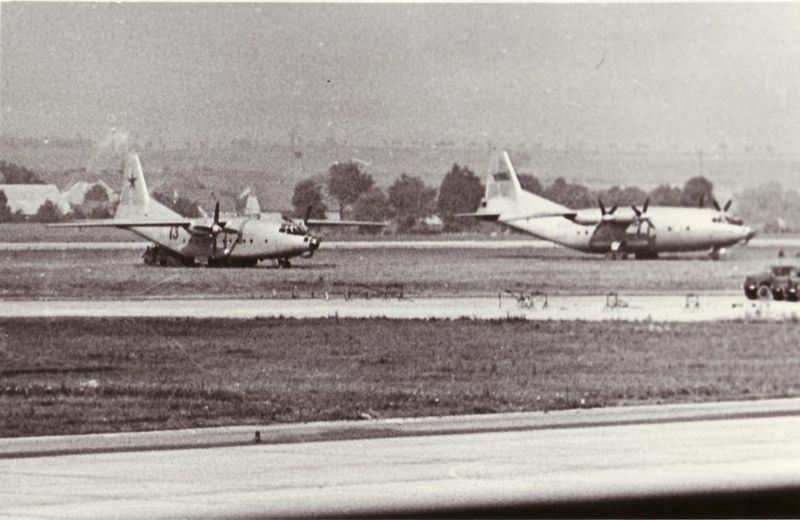 Transportní  letouny An-12 na travnaté ploše letiště v Ruzyni. Foto sbírka VHÚ.