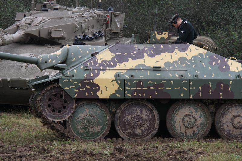 Stíhač tanků Hetzer, v pozadí tank Merkava