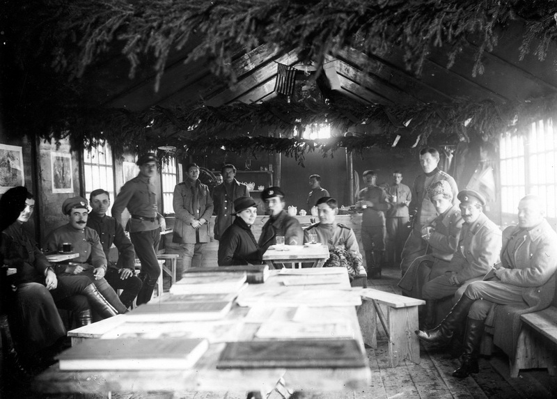 Čajovna a klub 2. pluku, zřízená za pomoci americké pomocné a dobročinné organizace YMCA. Nová Čartorije, podzim 1917. Foto sbírka VHÚ.
