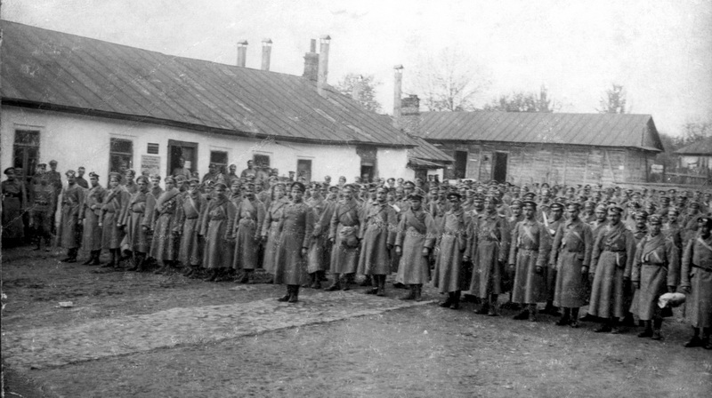 Jedna z rot v čele s prap. Zemánkem na kasárenském dvoře v Žitomíru před jejím odjezdem s dalšími částmi čs. vojska do Francie. Říjen 1917. Foto sbírka VHÚ.