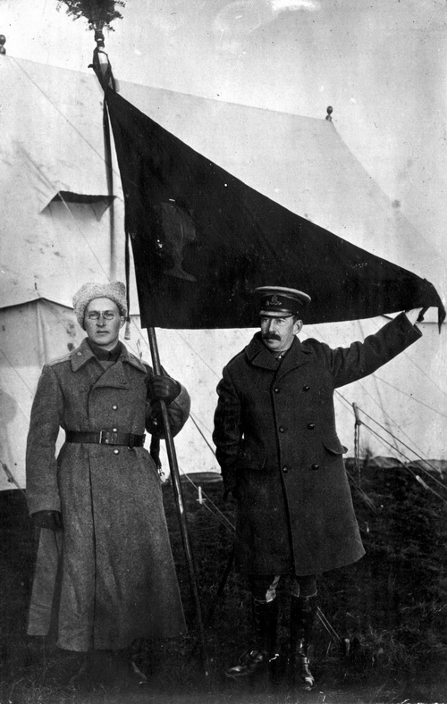 Prapor I. transportu čs. dobrovolníků z Ruska do Francie ve Winchesteru v listopadu 1917. Foto sbírka VHÚ.
