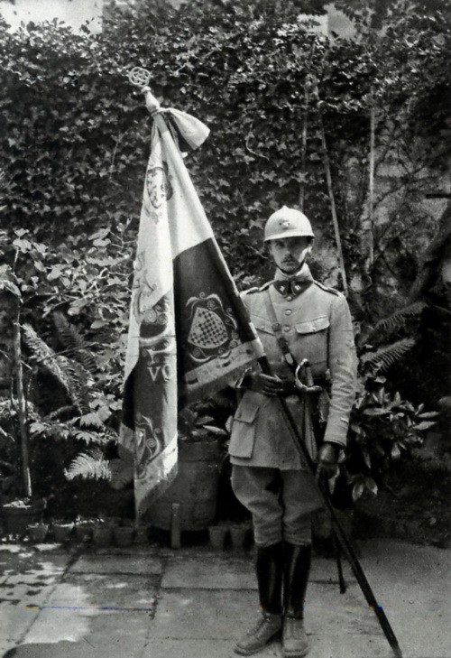 Praporečník podporučík Kleinberg s plukovním praporem 21. čs. střeleckého pluku, jejž útvaru věnovalo město Paříž. Foto sbírka VHÚ