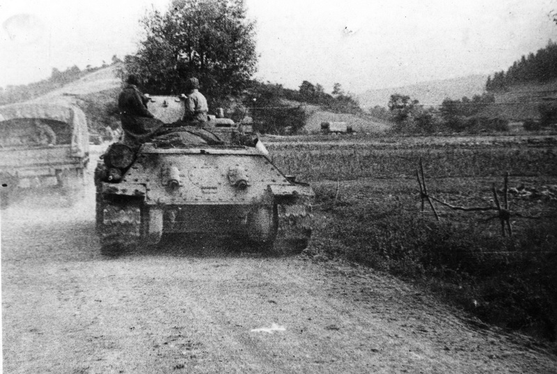 Do karpatsko-dukelské operace na pomoc povstalcům na Slovensku byl 8. září 1944 nasazen také 1. čs. armádní sbor v SSSR. Na snímku čs. tanky na přesunu k prvním karpatským hřebenům. Foto sbírka VHÚ.