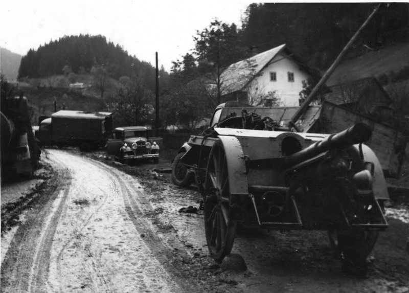 Přes velké úsilí československých a sovětských vojáků v Dukelském průsmyku vydal velitel 1. československé armády na Slovensku 28. října 1944 rozkaz k ukončení vojenského odporu a přechodu na partyzánský způsob boje. Na snímku opuštěná technika povstalců podél ústupové cesty na Donovaly. Foto sbírka VHÚ.
