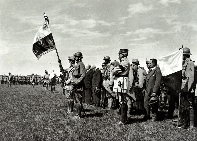 Darney, 30. června 1918 – slavný okamžik čs. legií ve Francii. Čs. pěchota nastupuje pod vlastním praporem. Foto sbírka VHÚ