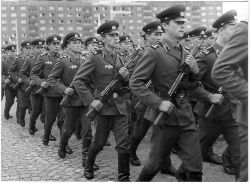 Sovětští vojáci pochodují na přehlídce v Plzni 17. 8. 1970 v rámci přivítání SSkSV v metropoli západních Čech, kde jsou sovětští vojáci po skončeném cvičení na přátelské návštěvě. Foto sbírka VHÚ.