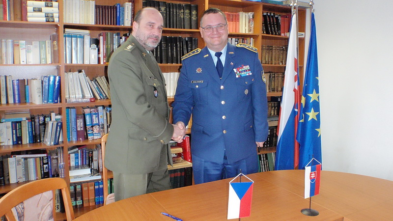 Zástupci VHÚ Praha na návštěvě ve Vojenském historickém ústavu Bratislava