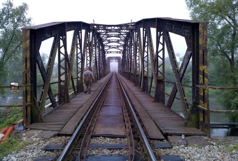 Do lešanského muzea zamířila část historického mostu z Týnce nad Sázavou