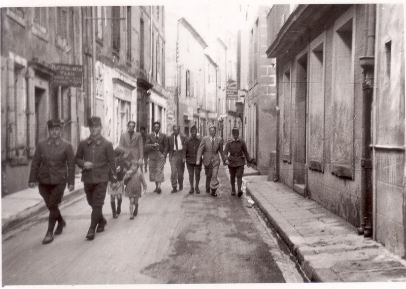 Vycházka čs. vojáků v říjnu 1939. Foto sbírka VHÚ.