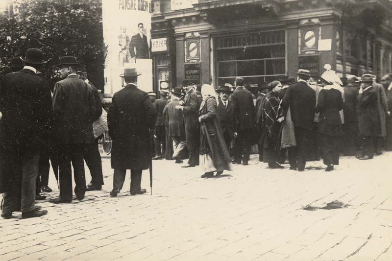 Prague, 26 July 1914 – Group of people gathered around the announcement of partial mobilization.