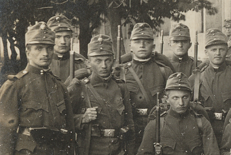 Hradec Králové [Königgrätz], September 1914 – soldiers of the Imperial and Royal Infantry Regiment No. 18 let themselves photographed shortly before their departure for the front.