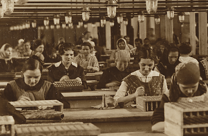 Female labour forces in the Austro-Hungarian munitions industry (Skoda Works – artillery shell fuse assembly line)