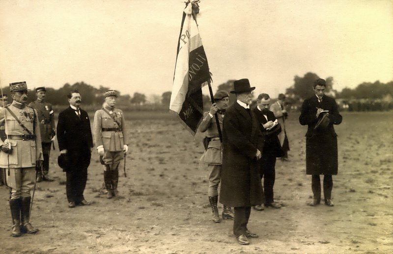 Vojenská slavnost v Praze 14. července 1919 za účasti čs. prezidenta Tomáše Garrigue Masaryka a příslušníků Francouzské vojenské mise. Třetí zleva za praporem generál M. Pellé. FOTO: sbírka VHÚ