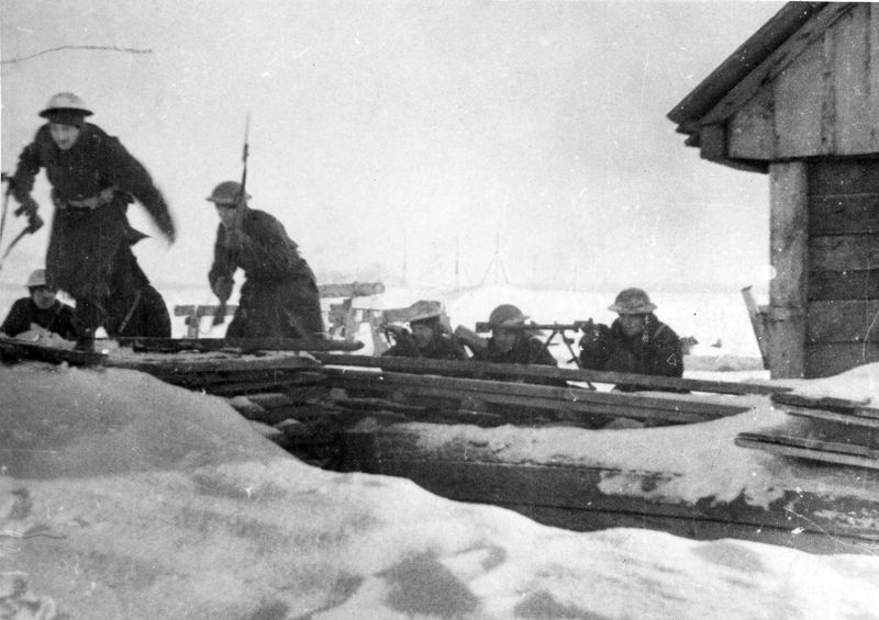 Snímek ze závěrečného cvičení 1. polního praporu v Buzuluku v lednu 1943 přibližuje vzhled čs. vojáků v boji o Sokolovo. Foto VÚA-VHA.

